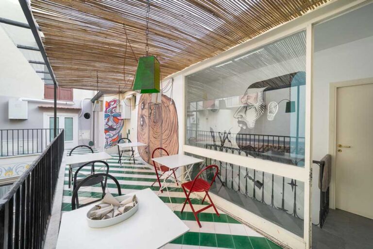 Shared Spaces-terrazza-con-pergola